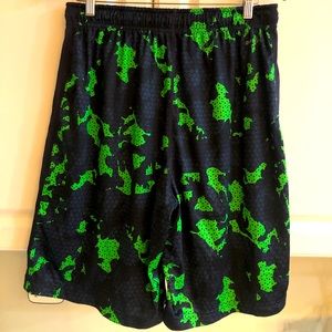 Nike Basketball Shorts - Large